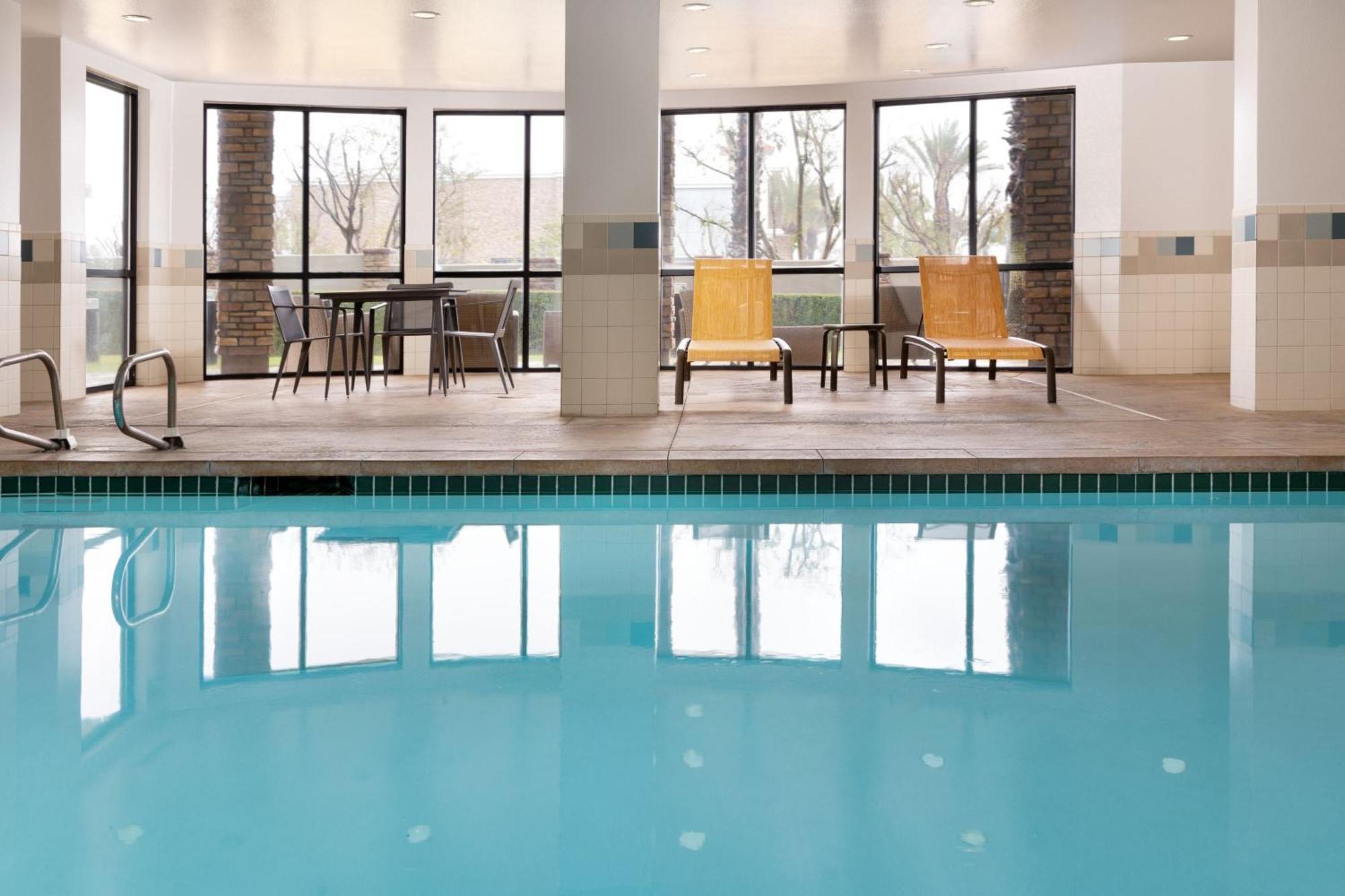 Отель Courtyard By Marriott Ontario Ранчо-Кукамонга Экстерьер фото